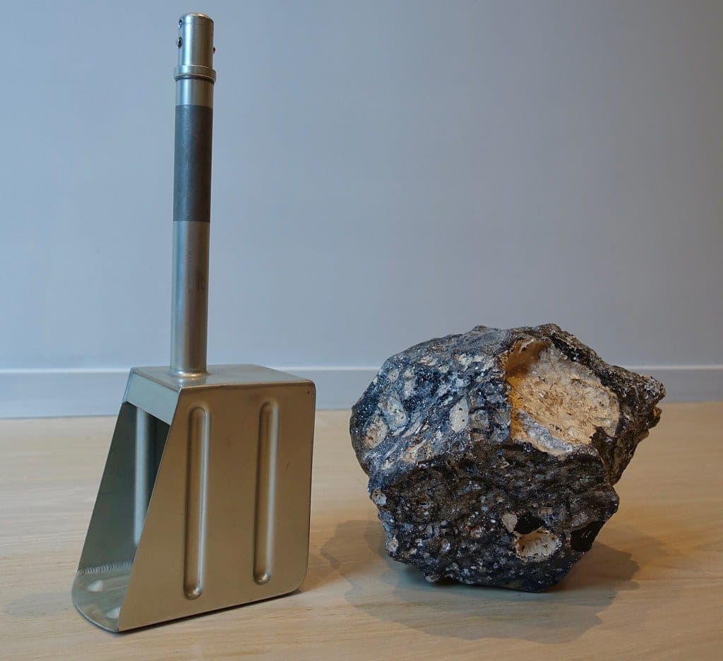 A spring-clip miniature painting handle